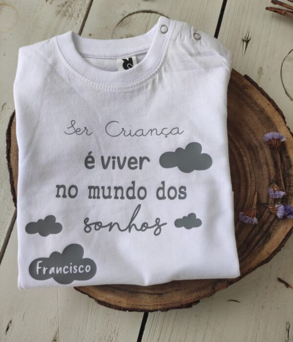 T-Shirt - Ser criança é viver no mundo dos sonhos