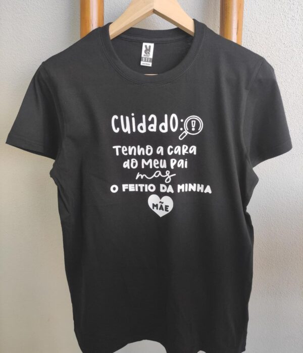 T-Shirt - Cuidado tenho a cara do meu pai mas o feitio da minha mãe