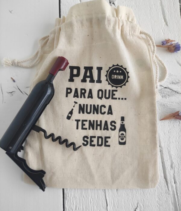 Saco com saca rolhas formato garrafa - Pai para que nunca tenhas sede