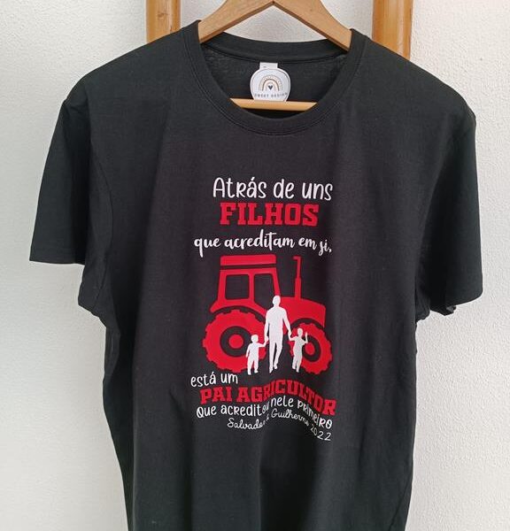 T-Shirt - Atrás de un filhos que acreditam em si, está um Pai....