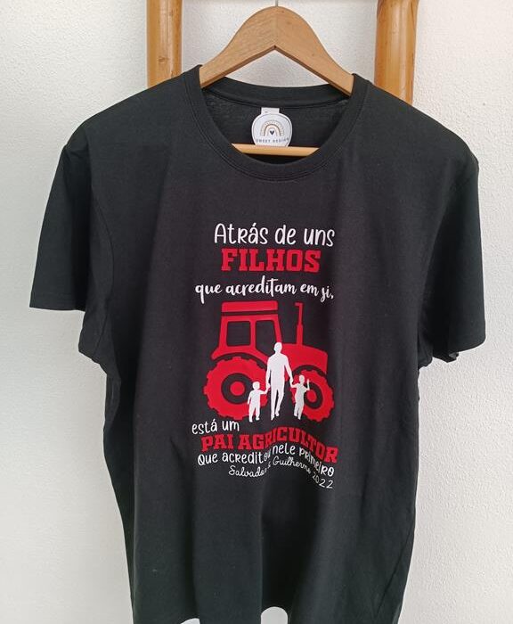 T-Shirt - Atrás de un filhos que acreditam em si, está um Pai....
