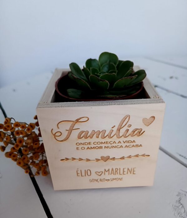 Vaso em madeira com gravação a laser e suculenta - Familia onde começa a vida e o Amor nunca acaba