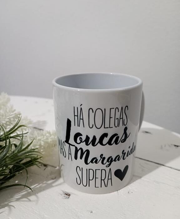 Caneca Personalizada - Há colegas loucas mas a ....supera