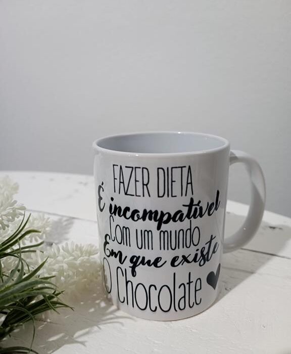 Caneca Personalizada - Fazer dieta é incompatível com um mundo em que existe chocolate