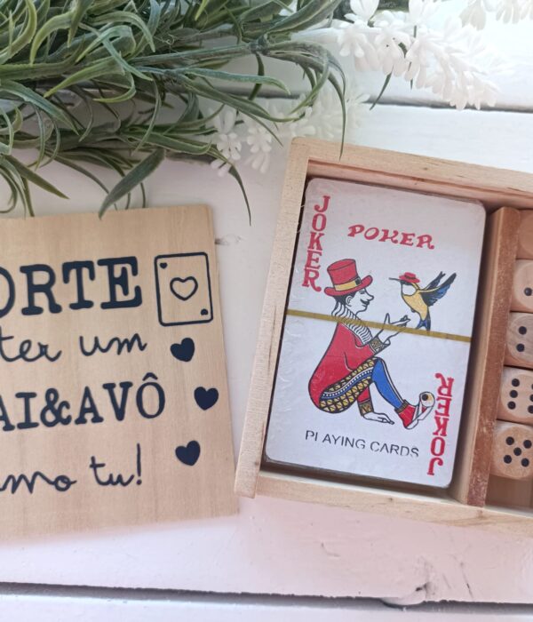 Jogo - Baralho de cartas e dados em caixa de madeira - Sorte é ter um Pai/Avó como tu