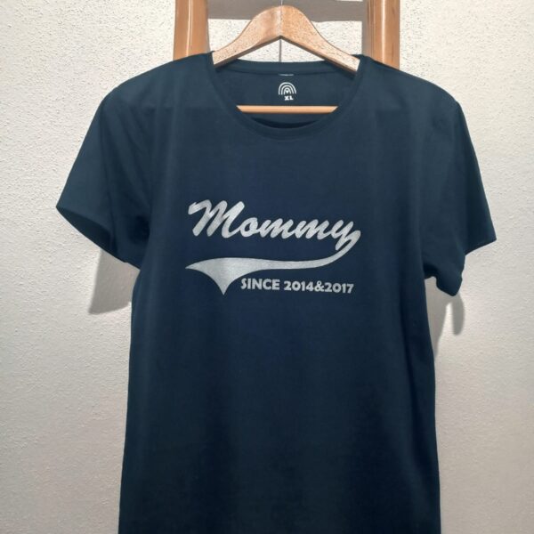 T-shirt - Mommy com Ano de nascimentos dos filhos