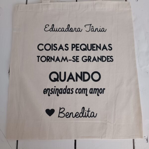 Saco Multiusos - Coisas Pequenas tornam-se Grandes quando Ensinadas com Amor (Nome Educadora e Aluno)