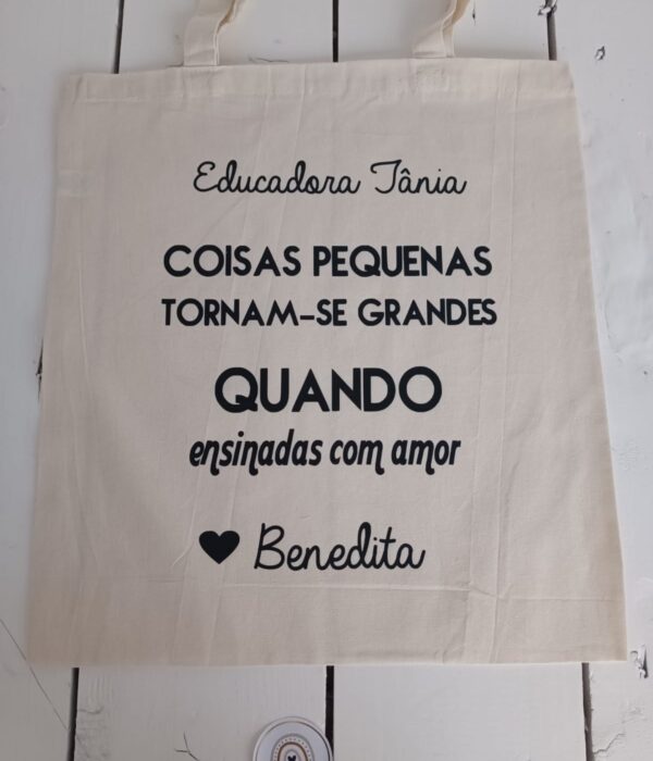 Saco Multiusos - Coisas Pequenas tornam-se Grandes quando Ensinadas com Amor (Nome Educadora e Aluno)