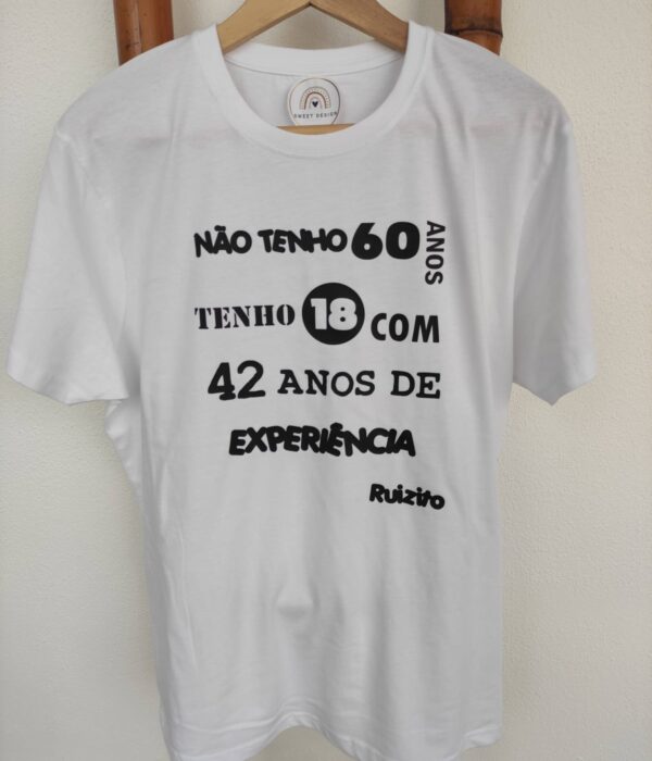 T-Shirt - Não tenho 60 anos, tenho 18 com 42 de experiencia (com nome)
