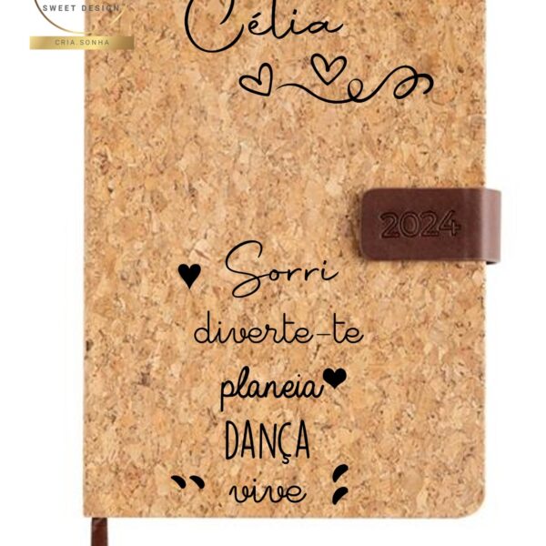 Agenda em cortiça - Sorri, diverte-te, planeia, dança