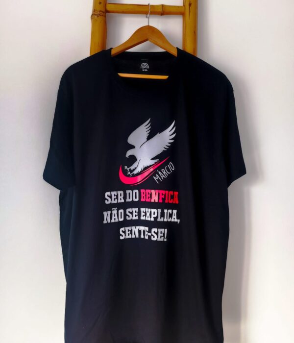T-Shirt - Ser do Benfica não se explica, Sente-se (com nome)