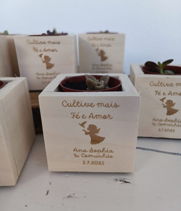 Vaso em madeira com gravação a laser e suculenta - Cultive mais Fé e Amor (com anjo)