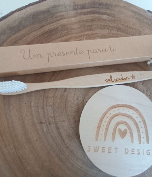 Escova de dentes em bambu com nome