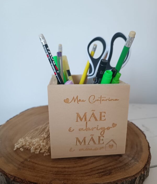Porta Canetas em madeira - Mãe é abrigo, Mãe é amor (com nome)