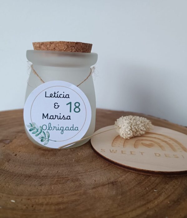 Vela Perfumada (Lembrança Personalizada em recipiente redondo de vidro com tampa em cortiça) - Personalizável com nome/frase e idade (18 anos)