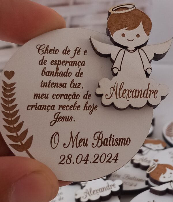 Lembrança Batismo - Íman - Cheio de fé e de esperança banhado de intensa luz, meu coração recebe hoje Jesus (com anjo saliente)