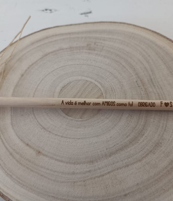 Lápis em bambu com gravação a Laser - A vida é melhor com amigos como tu (com letra inicial do nome)