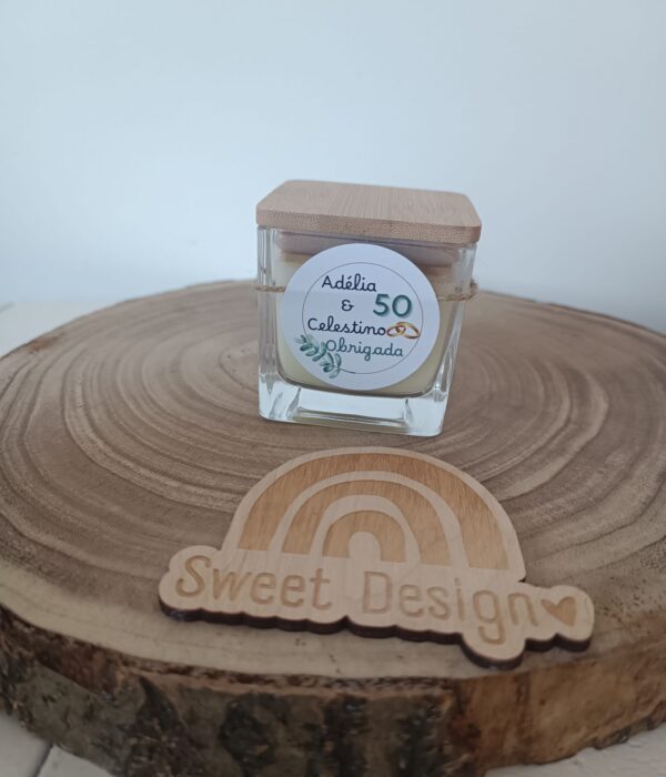 Vela Perfumada (Lembrança Personalizada em recipiente vidro quadrado com tampa em bambu) - 50 Anos de casado com nome