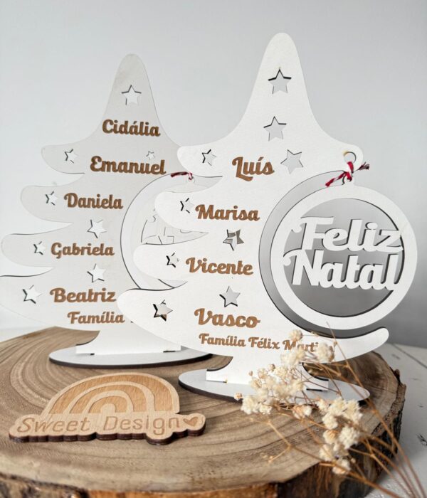 Árvore de Natal com os nomes dos membros da familia e bola "Feliz Natal"