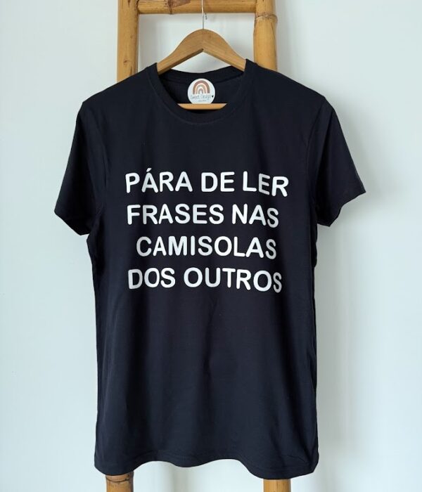 T-Shirt - Pára de ler frases nas camisolas dos outros