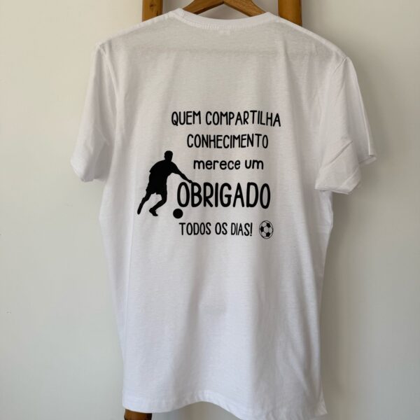 T-Shirt - Quem compartilha conhecimento, merece um obrigado todos os dias (com jogador de futebol)