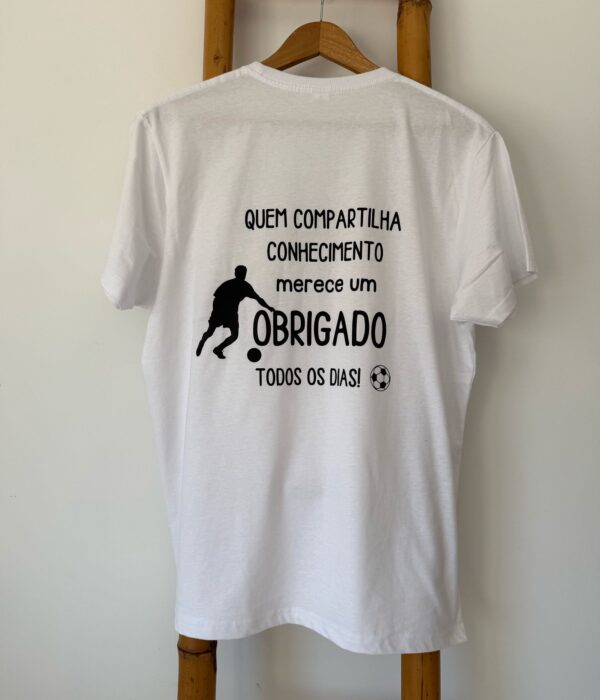 T-Shirt - Quem compartilha conhecimento, merece um obrigado todos os dias (com jogador de futebol)
