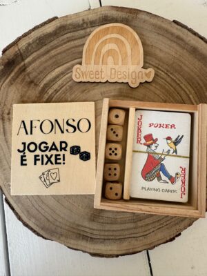 Jogo - Baralho de cartas e dados em caixa de madeira - Jogar é fixe (com nome)