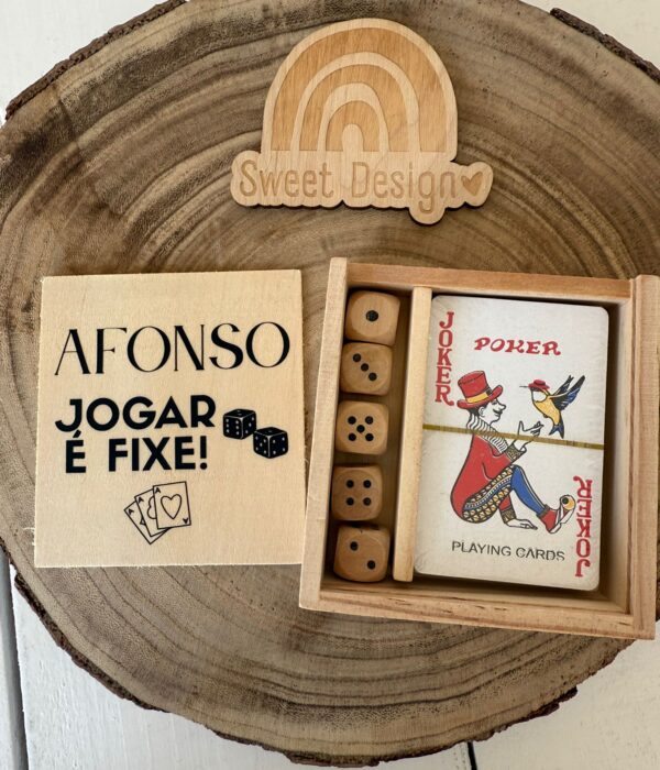 Jogo - Baralho de cartas e dados em caixa de madeira - Jogar é fixe (com nome)