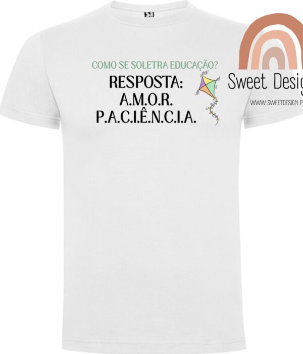 T-Shirt - Como se soletra Educação, AMOR e PACIÊNCIA (Professora/Educadora/Auxiliar)