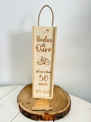 Caixa de Madeira para Garrafa Vinho - Bodas de Ouro (50 - Cinquenta anos com os anos de casamento)