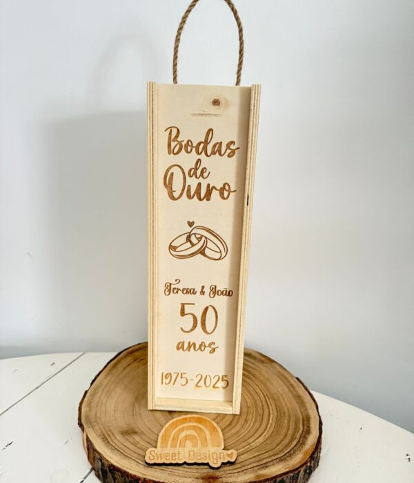Caixa de Madeira para Garrafa Vinho - Bodas de Ouro (50 - Cinquenta anos com os anos de casamento)