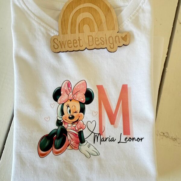 T-Shirt - Minnie sentada (com nome e letra inicial)