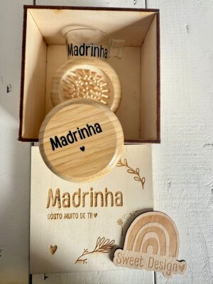 Caixa de madeira com espelho, escova e chávena de café - Madrinha