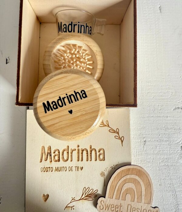 Caixa de madeira com espelho, escova e chávena de café - Madrinha
