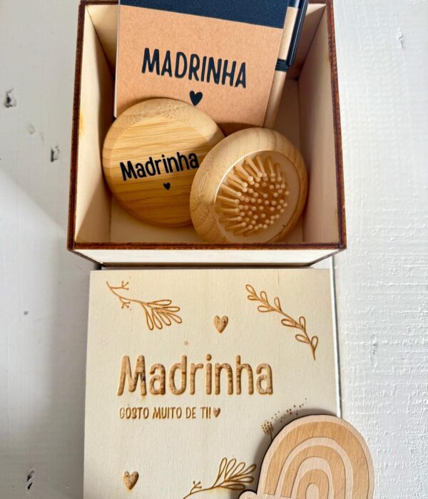 Caixa de madeira com espelho, escova e bloco de notas - Madrinha