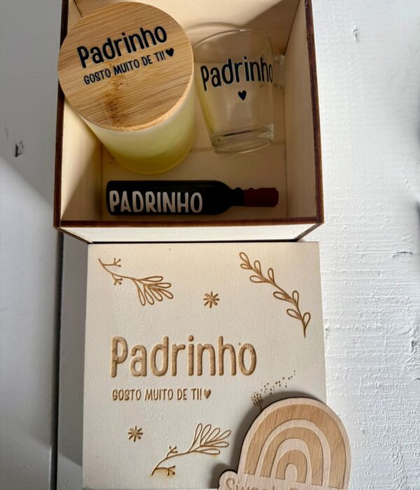 Caixa de madeira com vela aromática, chávena de café e saca rolhas - Padrinho