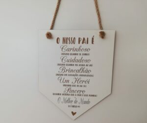 Bandeirola (pendente) - O nosso Pai é Carinhoso, Cuidadoso, Brincalhão, Herói, Sincero. O Melhor do Mundo