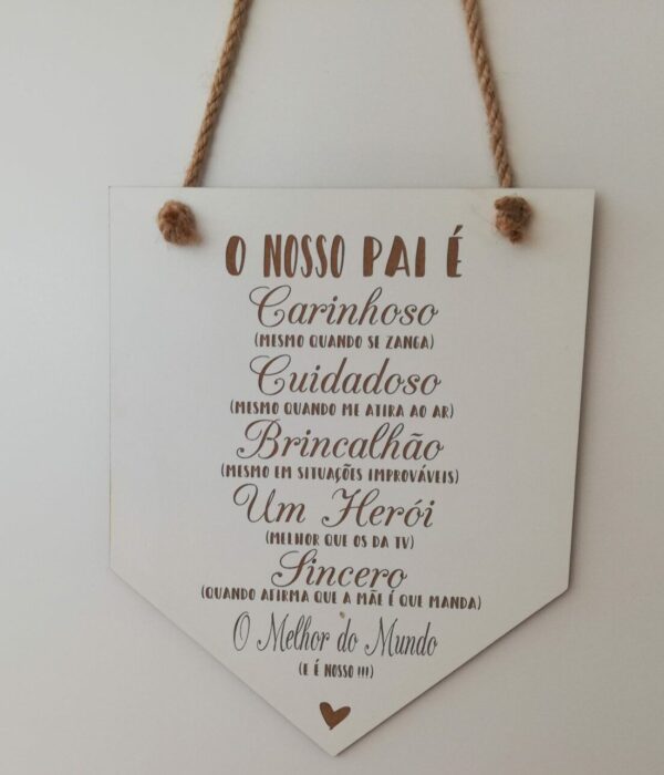 Bandeirola (pendente) - O nosso Pai é Carinhoso, Cuidadoso, Brincalhão, Herói, Sincero. O Melhor do Mundo
