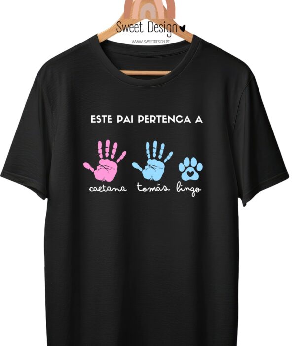 T-Shirt - Este Pai pertence a .....(nome dos filhos)