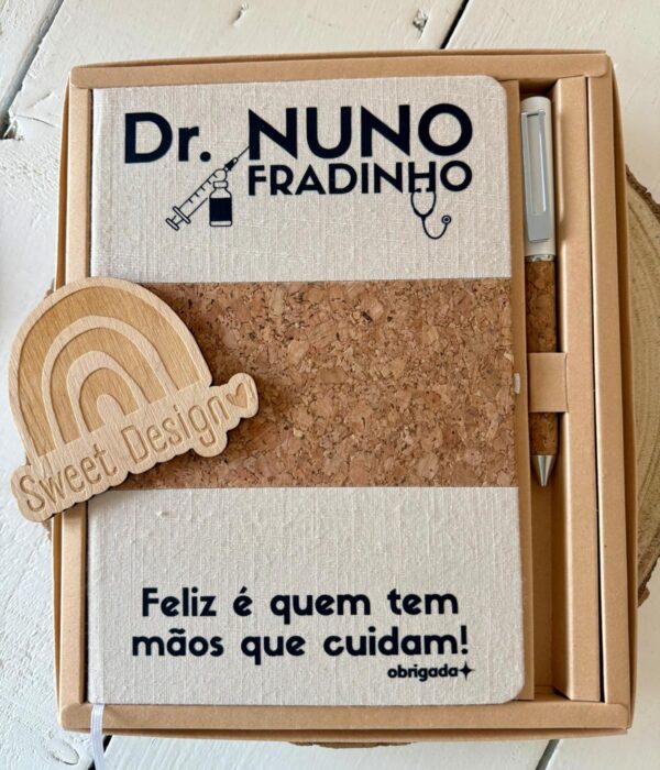 Bloco de Notas com capa em tecido e cortiça - Feliz é quem tem mãos que cuidam (com nome)