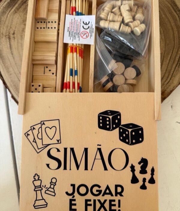 Caixa com vários jogos (Xadrez, Micado, Dominó) - Jogar é fixe