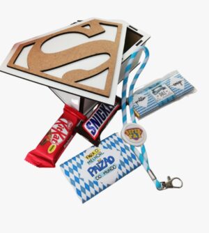 Caixa mdf em formato Super Homem com recheio de doces