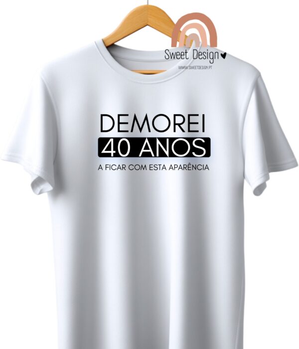 T-Shirt - Demorei quarenta anos (40) a ficar com esta aparência - homem
