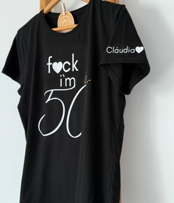 T-Shirt – Fuck I’m 50 (cinquenta anos – mulher) com nome na manga