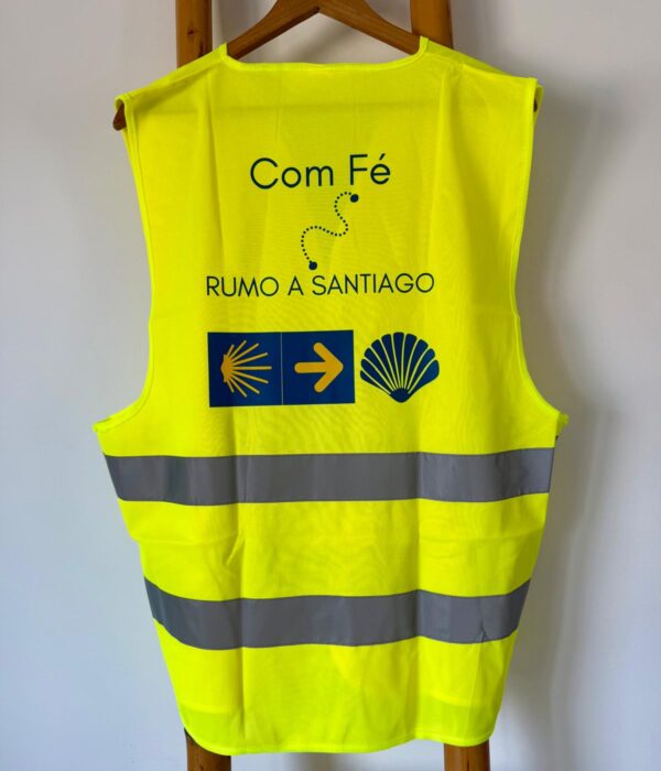 Colete Refletor - Com FÉ rumo a Santiago (com concha de Santiago)