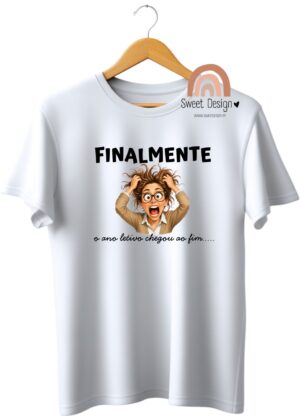 T-Shirt – FINALMENTE o ano letivo chegou ao fim (mulher com cabelos em pé)