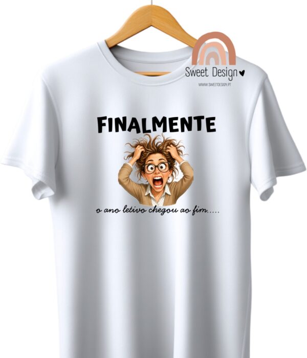 T-Shirt – FINALMENTE o ano letivo chegou ao fim (mulher com cabelos em pé)