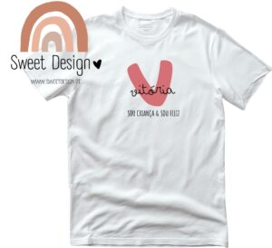 T-Shirt (Dia da Criança) – Sou Criança & Sou Feliz (com iniciais do nome em Rosa Velho) - menina