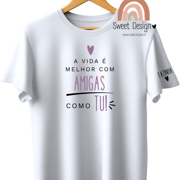 T-Shirt - A vida é melhor com amigas como tu (com nome no braço)