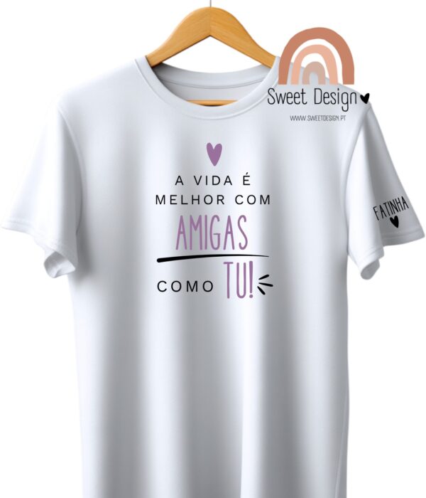 T-Shirt - A vida é melhor com amigas como tu (com nome no braço)